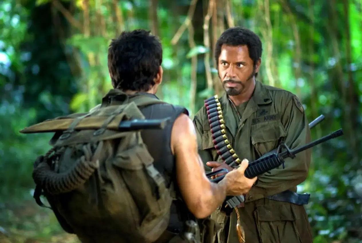 tropic-thunder-downey-as-black-man-with-gun